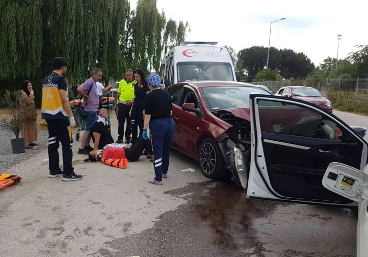 İki otomobil kafa kafaya çarpıştı: 5 yaralı
