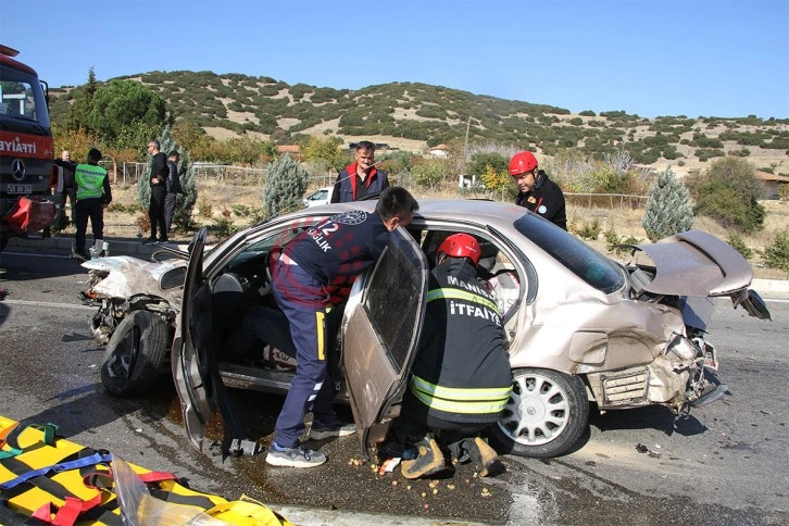 İki otomobil kavşakta çarpıştı: 1'i ağır 4 yaralı