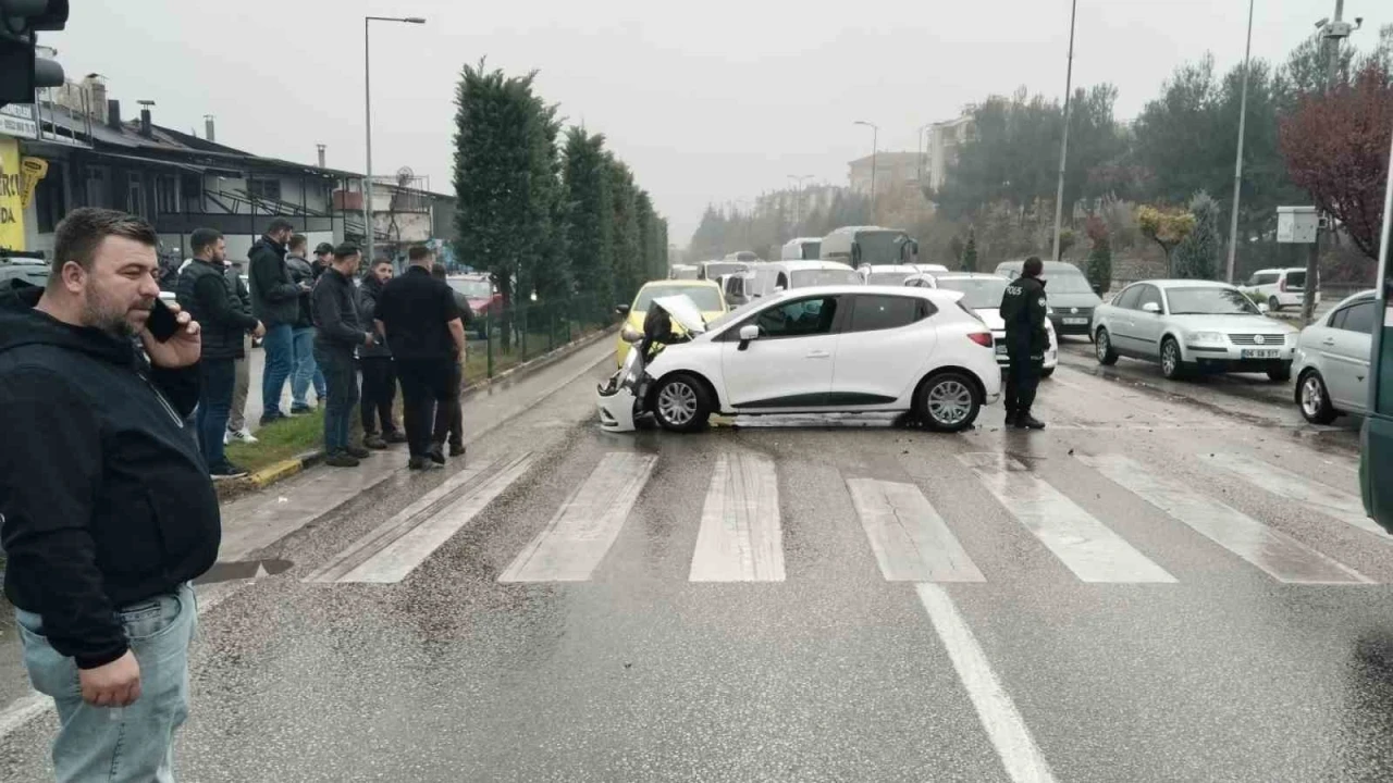 İki otomobilin çarpıştığı kazada 1 kişi yaralandı
