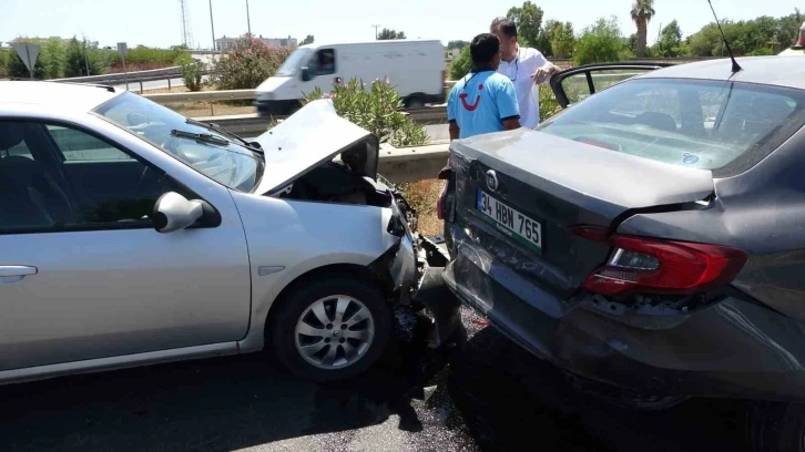 İki otomobilin çarpıştığı kazada şans eseri kimsenin burnu kanamadı
