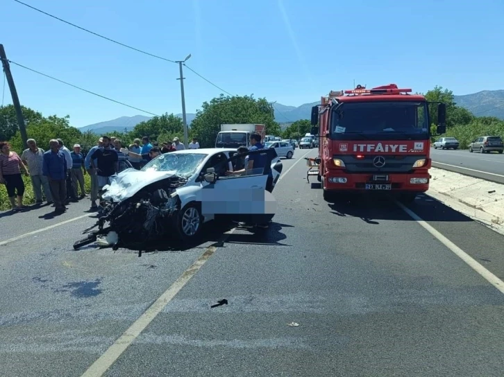 İki otomobilin kafa kafaya çarpıştığı kazada 1 kişi öldü, 5 kişi yaralandı
