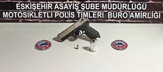 İki şüpheli çalıntı motosiklet, ruhsatsız silah, fişek ve uyuşturucu ile yakalandı
