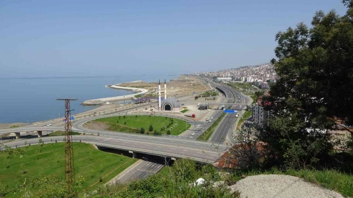 İki yol ortasına inşa edilen cami eleştirilerin hedefi olmuştu şimdi ise beğeniliyor
