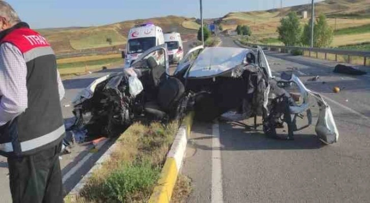 İkiye bölünen araçta 2 kişi hayatını kaybetti