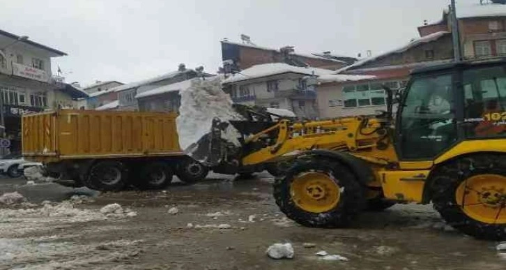 İlçe merkezindeki karlar kamyonlarla taşınıyor