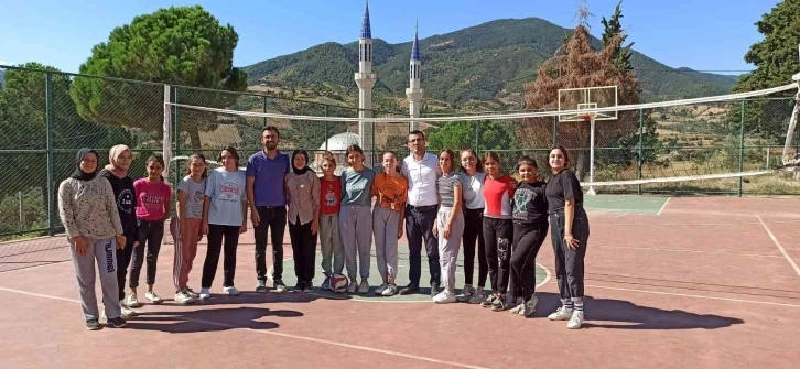 İlçe Milli Eğitim Müdürü çocuklarla voleybol oynadı
