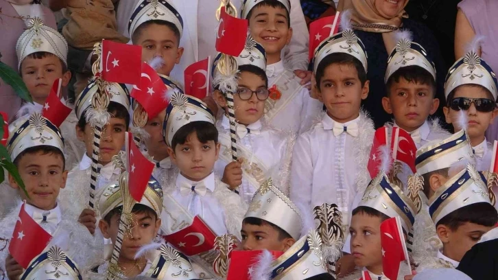 İlçedeki çocuklar toplu sünnet oldu, düzenlenen şenlikte doyasıya eğlendi
