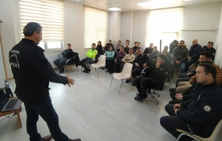 İlçelerde görev yapan polislere olay yeri inceleme eğitimi verildi
