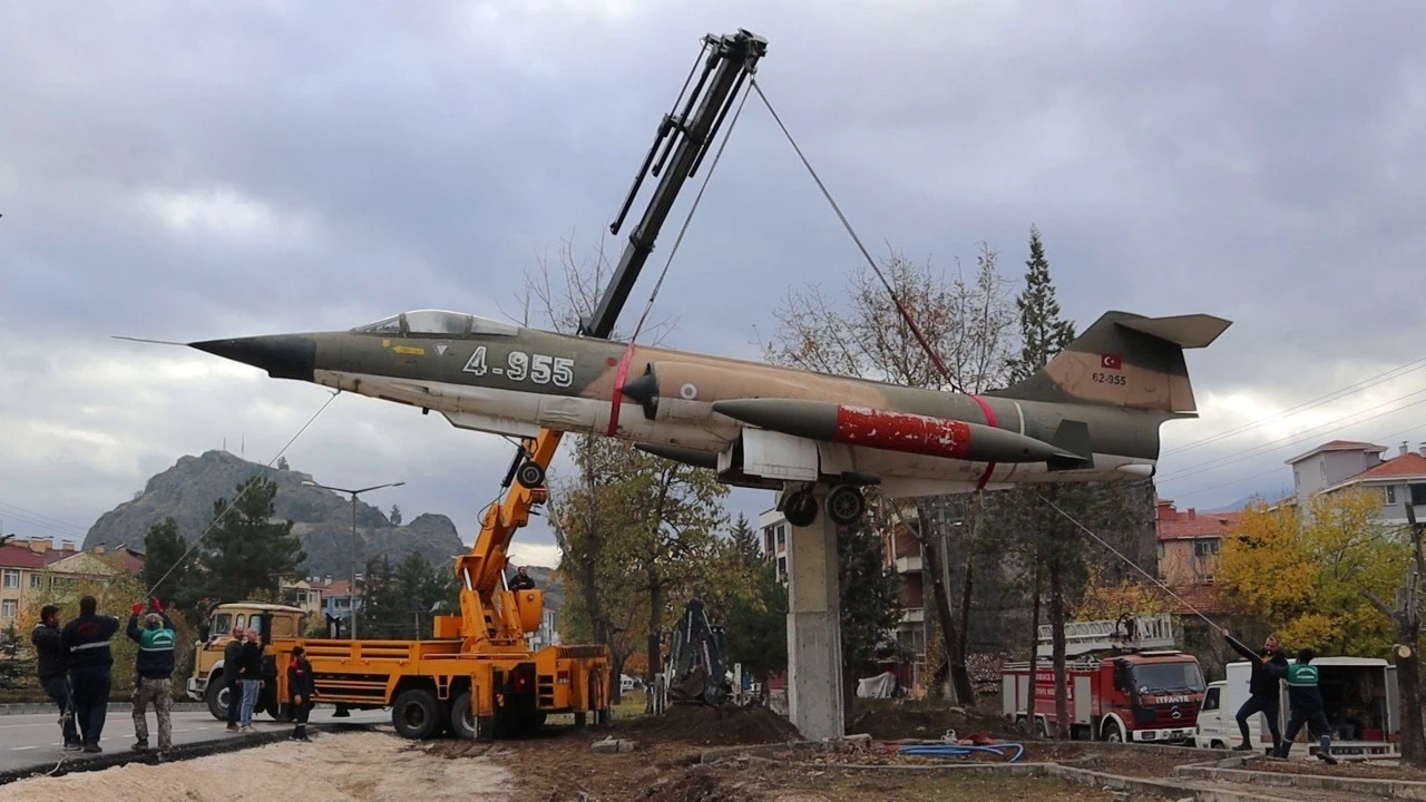 İlçenin simgesi haline gelen savaş uçağı yeni yerine taşındı
