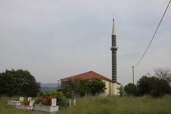 İlginç ama gerçek, köyün bayramlık elbise gibi bayramlık camisi var