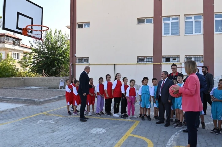 İlk basketi Vali Becel attı
