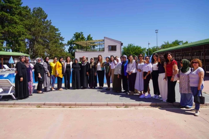 İlk defa havuza gidip yüzmeyi öğrendiler
