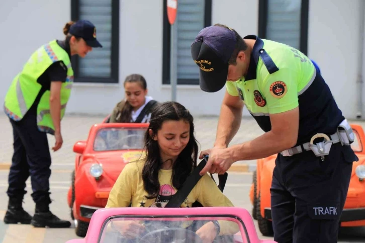 İlk kez araç kullandılar, heyecanları yüzlerine yansıdı
