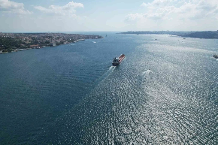 İlk tahıl gemisi ”Razoni” İstanbul Boğazı’ndan geçti
