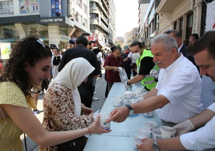 İlkadım’da 7 farklı noktada aşure dağıtıldı
