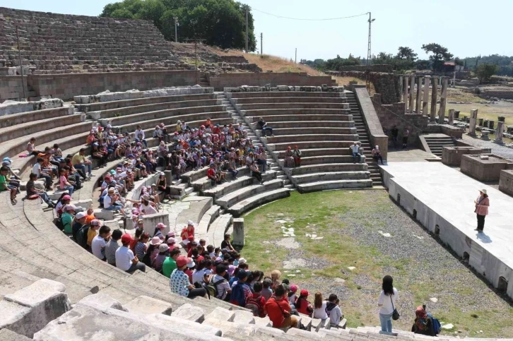 İlkokul öğrencileri Bergama tarihini öğreniyor
