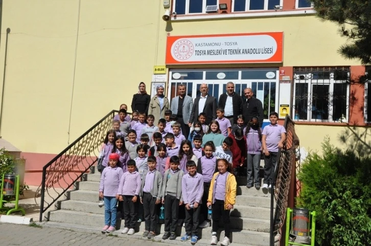 İlkokul öğrencileri meslek lisesi öğrencilerinin çalışmalarını inceledi
