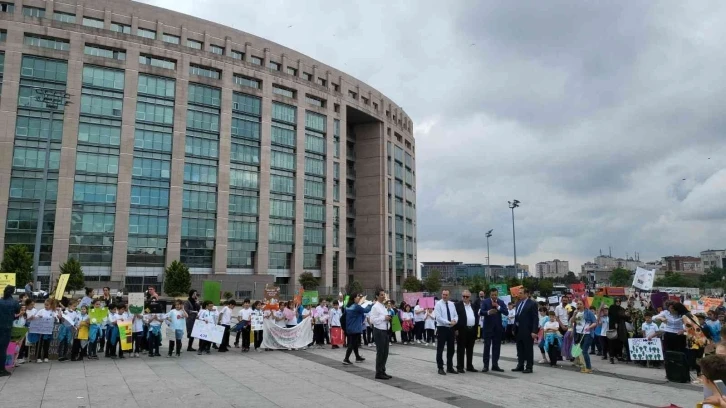 İlkokul öğrencilerinden Çağlayan Adliyesi meydanında Çevre Haftası etkinliği
