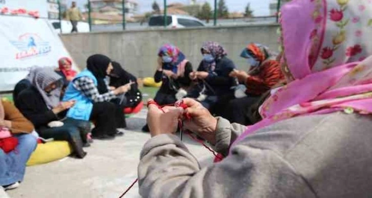 İlmek ilmek örgülerle depremzede kadınlar hayata tutunuyor