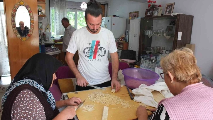 İmece ile kışlık makarna hazırlıyorlar
