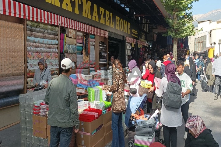 İndirimi duyan koştu, vatandaşlar birbiriyle yarıştı