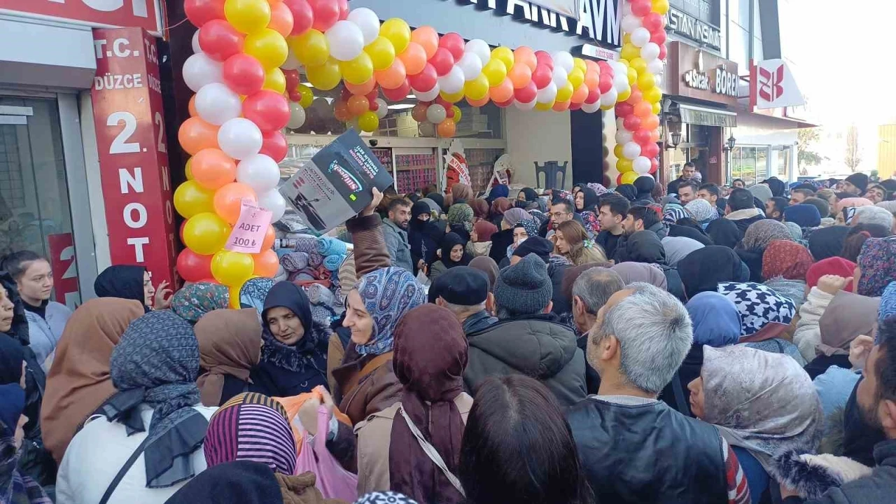 İndirimli ürünleri almak isteyenler mağaza önünü miting alanına çevirdi
