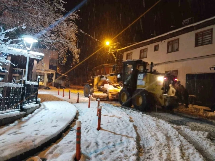 İnegöl Belediyesi kar yağışıyla beraber harekete geçti
