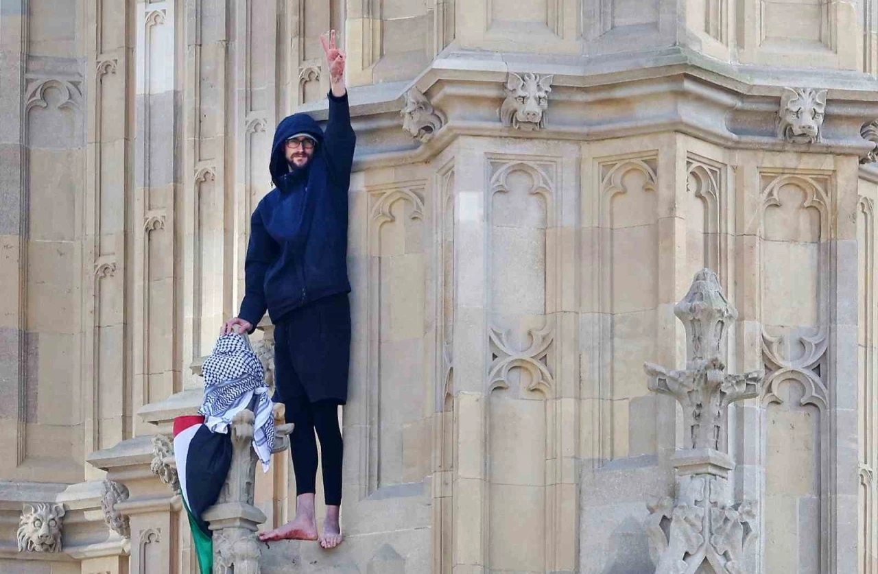 İngiltere’deki Big Ben Kulesi’ne tırmanan Filistin bayraklı şahıs, 16 saatlik eylemin ardından tutuklandı
