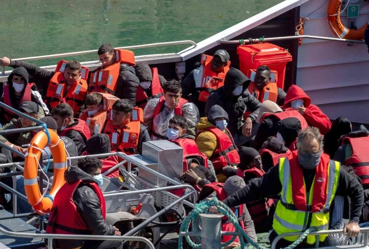 İngiltere, yasa dışı göçmenleri 14 Haziran’da Ruanda’ya göndermeye başlayacak
