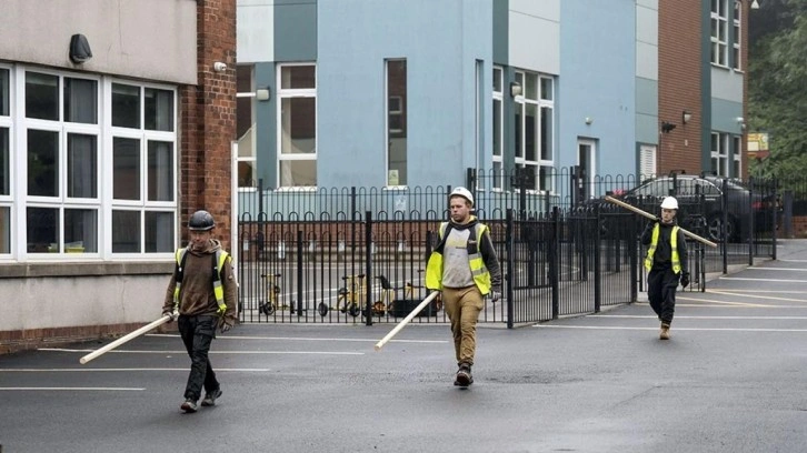 İngiltere'de 100'den fazla okul çökme riski nedeniyle kapatıldı