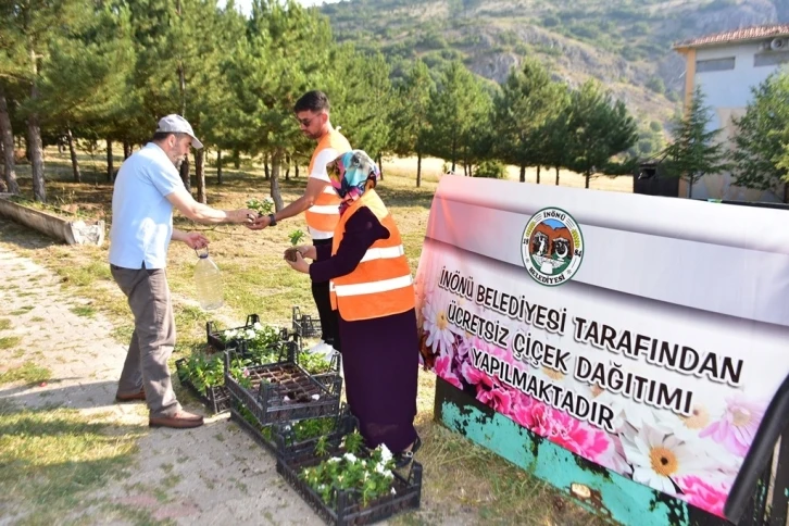 İnönü Belediyesi mezarlıklarda çiçek dağıttı
