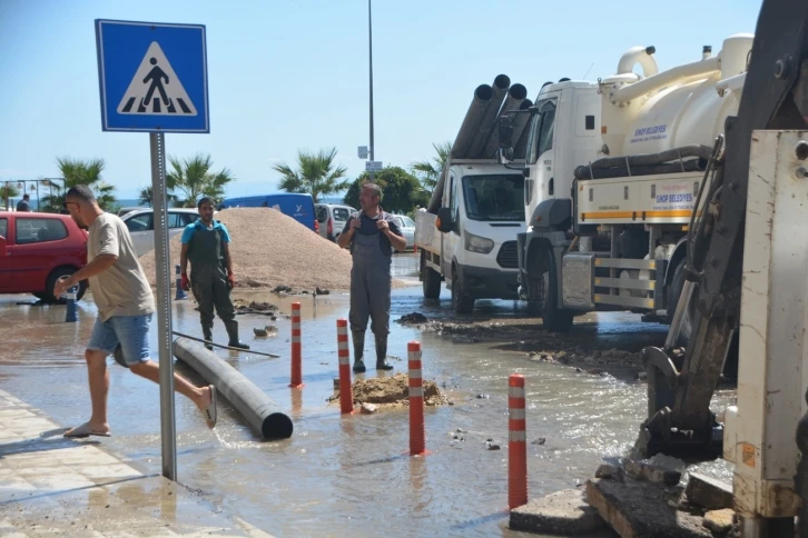 İnşaat kepçesi operatörü ana su borusunu patlattı, caddeyi su bastı
