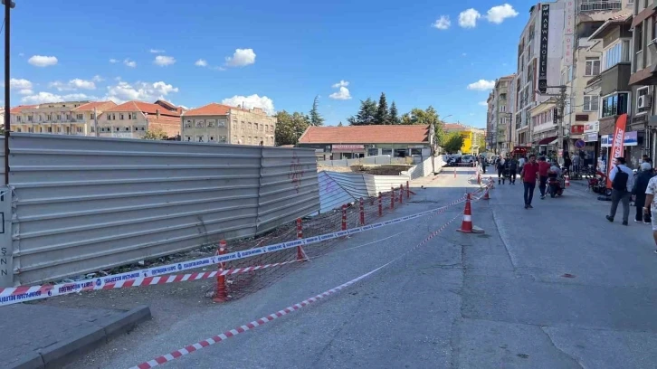 İnşaatın yanındaki yolda göçük meydana geldi
