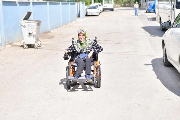 İrem, Halk Günü’nde talep edilen akülü sandalyesine kavuştu