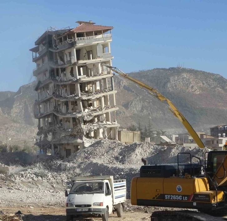 İş makinasının dokunuşuyla bina yerle bir oldu
