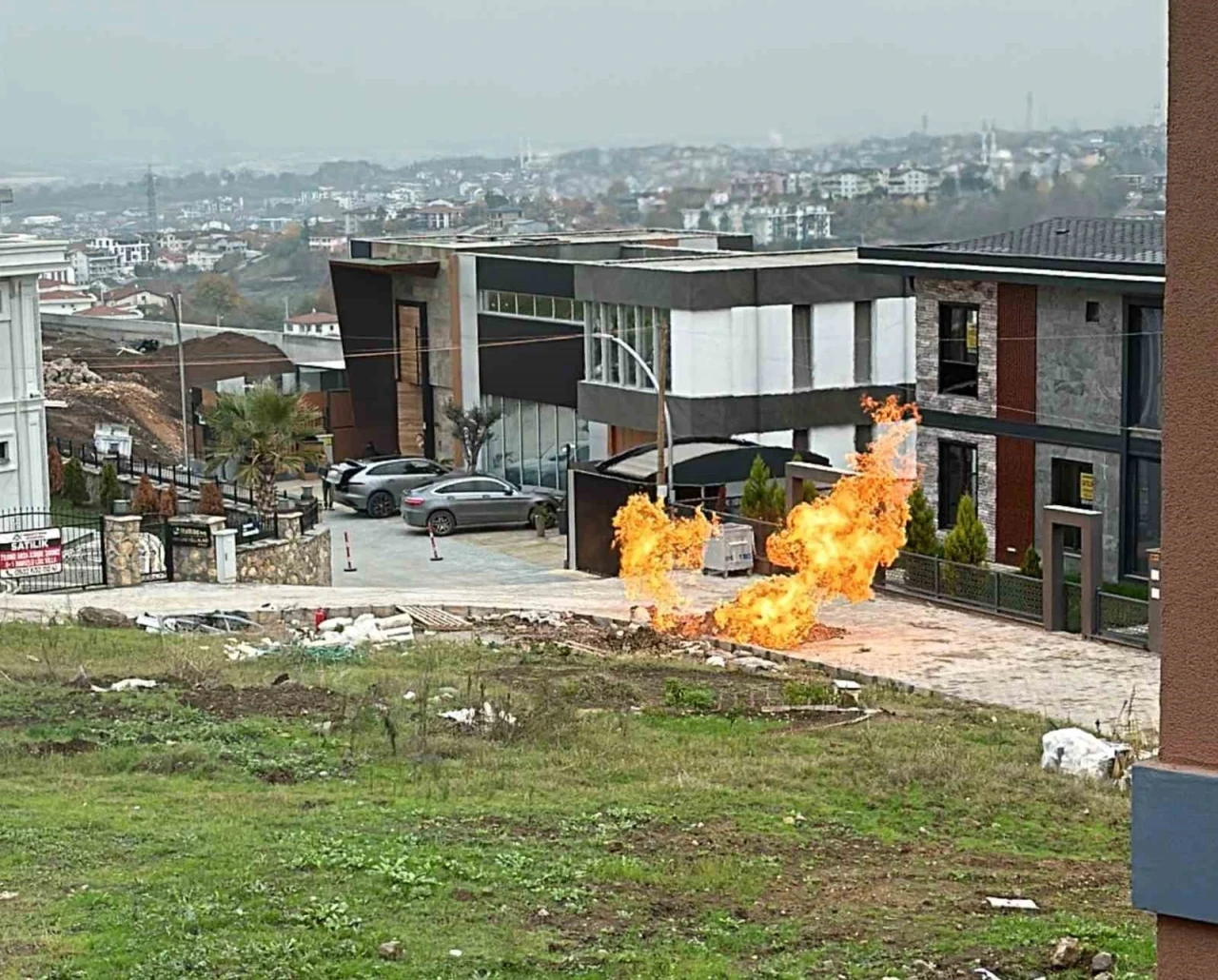 İş makinesi doğal gaz borusuna zarar verdi: Yükselen alevler korkuttu
