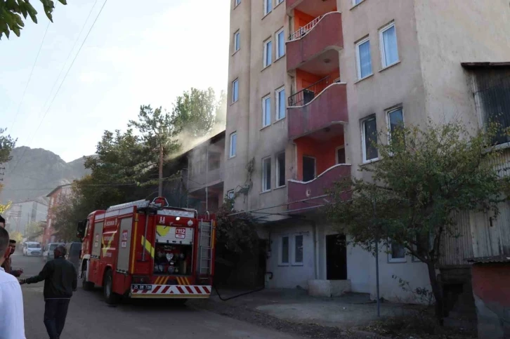 İş makinesinin kazayla koparttığı elektrik teli yangına neden oldu
