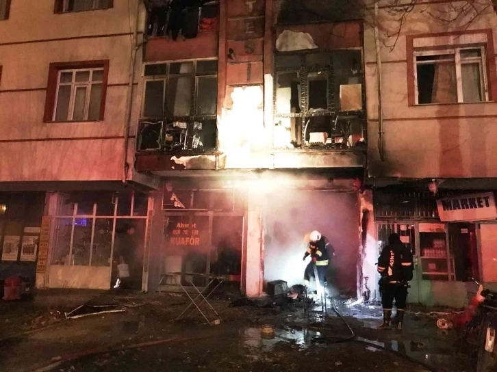 İş yerinde yangın çıktı, üst kattaki balkon zarar gördü
