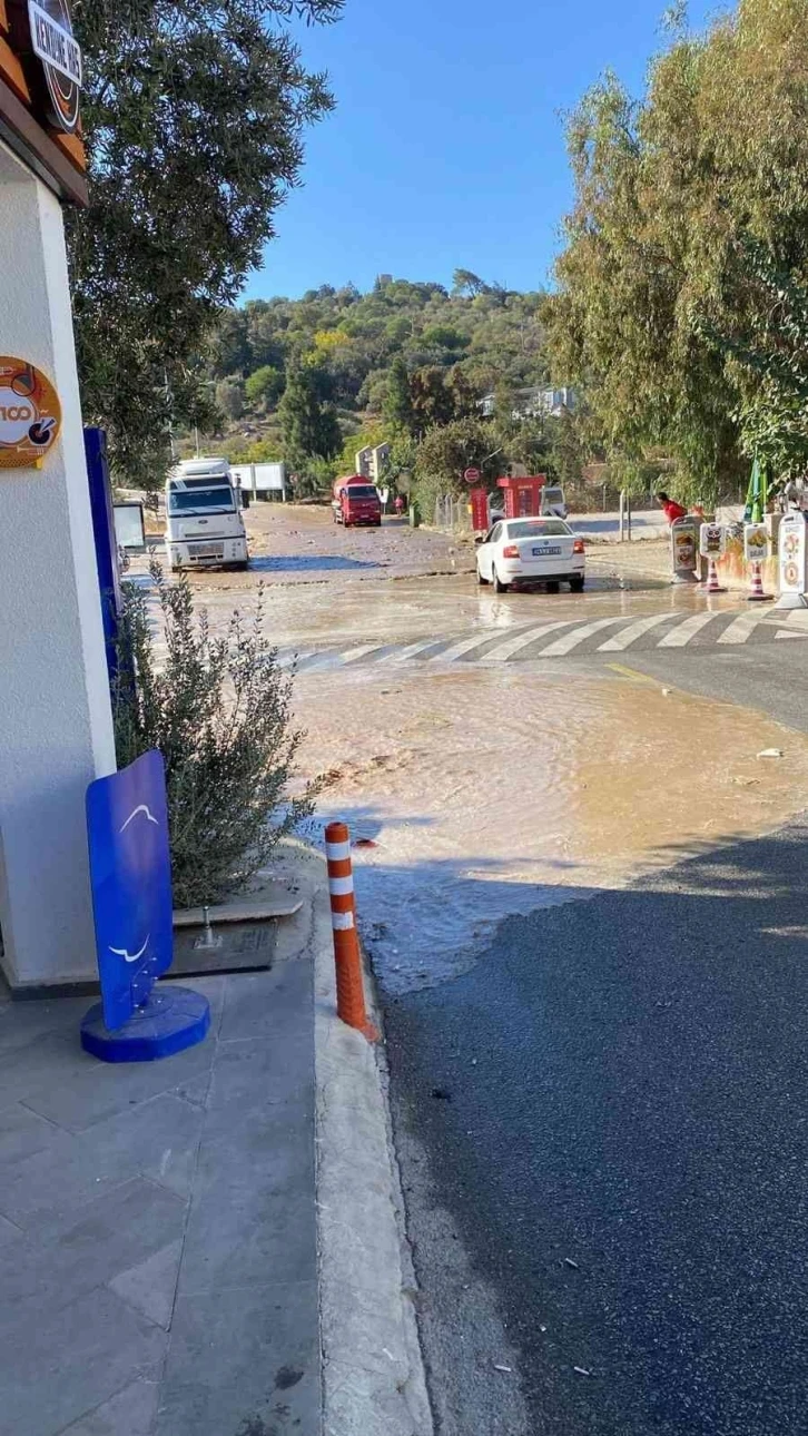 İsale hattı patladı, iş yerlerini su bastı
