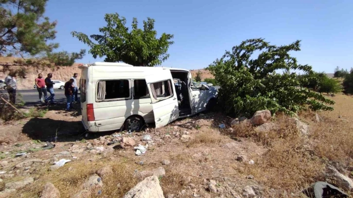 İşçi servisi yoldan çıkarak ağaca çarptı: 15 yaralı
