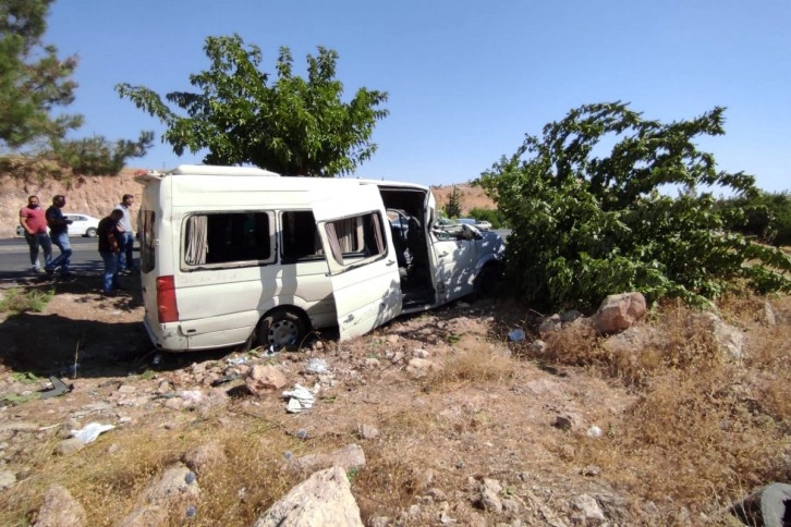 İşçi servisi yoldan çıkarak ağaca çarptı: 15 yaralı