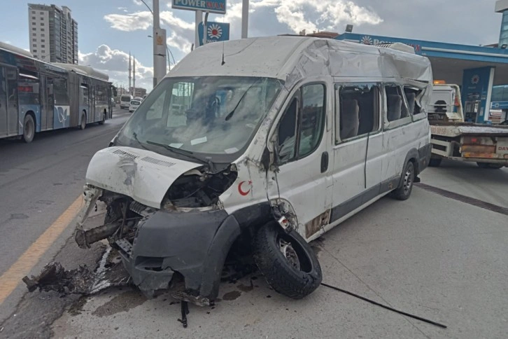 İşçileri taşıyan servis minibüsü iki otomobile çarptı: 6 yaralı