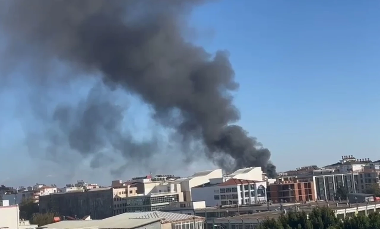 İşçilerin kaldığı konteynerler alev alev yandı, muhabirliğe soyunan vatandaş kayıttan çıkmayıp ‘İtfaiyeyi arayın’ dedi
