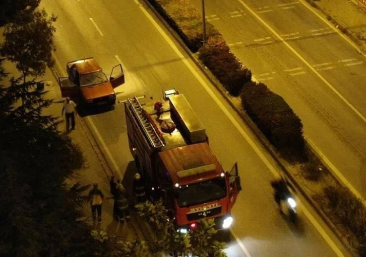 Işıklarda beklerken alev alan otomobil itfaiye ekiplerince söndürüldü
