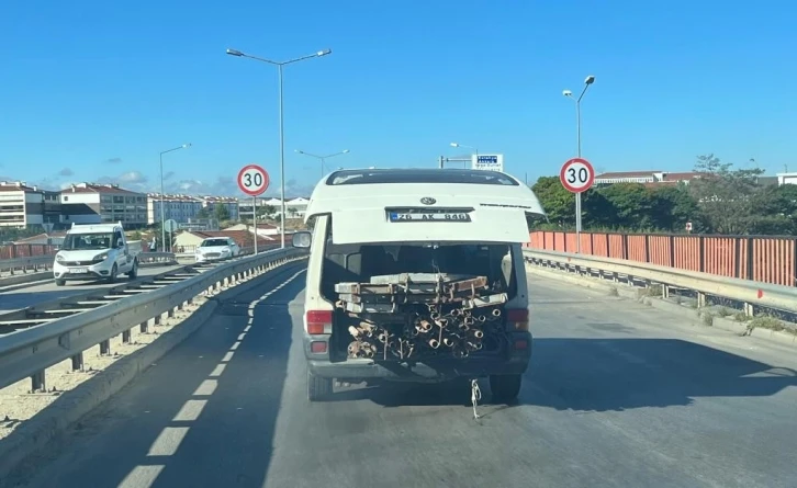 İskele demirleri minibüs bagajında tehlike oluşturdu
