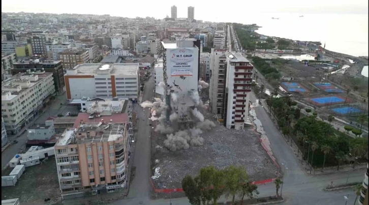 İskenderun’da 13 katlı bina patlatma yöntemiyle yıkıldı
