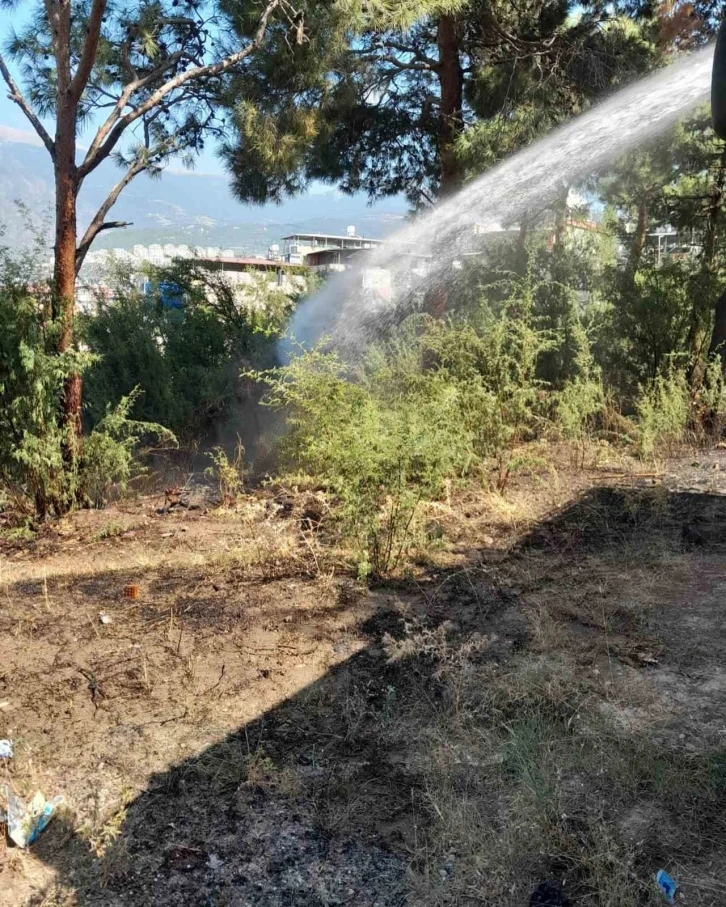 İskenderun’da bahçede çıkan yangın söndürüldü
