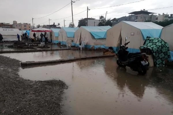 İskenderun'da çadır kentte yaşayanlar şiddetli yağıştan etkilendi 