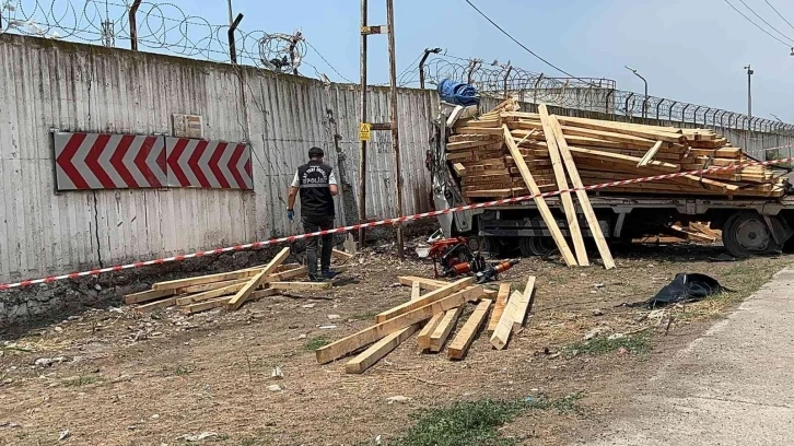 İskenderun’da freni boşalan kamyonet duvara çarptı, sürücü hayatını kaybetti
