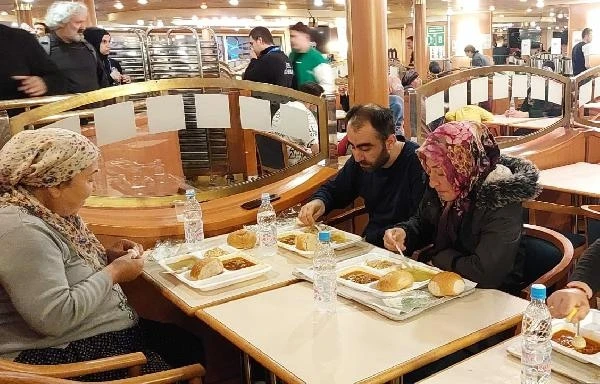 İskenderun'da gemide ilk iftar